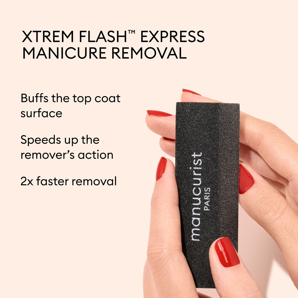 Des mains aux ongles vernis en rouge tiennent un bloc de dépose rapide noir et rectangulaire pour poncer le Top Coat et retirer la manucure 2 fois plus vite.