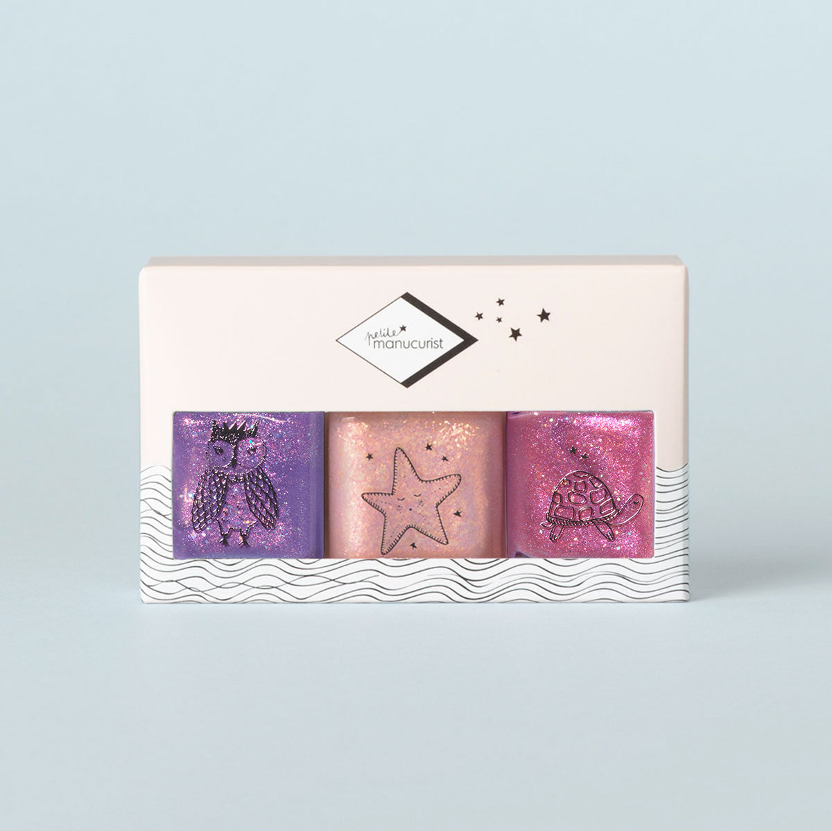 Le trio Manucurist Betty Scarlett Stella comprend trois vernis à ongles pailletés, lavables et sûrs pour les enfants, en violet, pêche et rose, avec d’adorables motifs de hibou, d’étoile de mer et de tortue. Présenté dans une boîte blanche pour s’amuser en créant !.