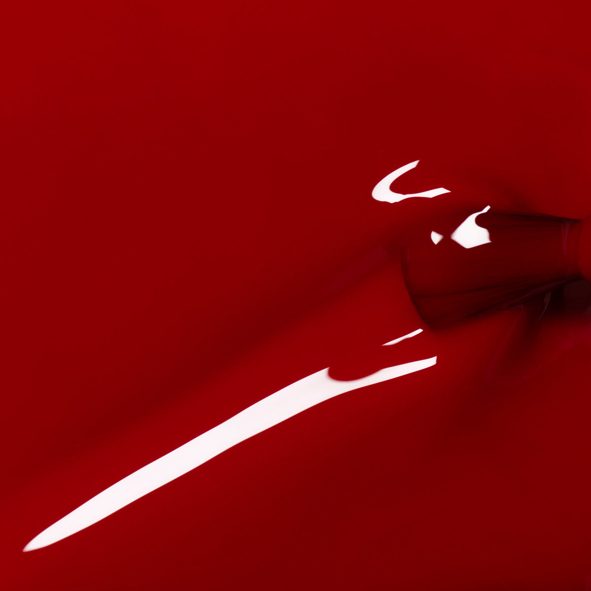 Gros plan sur le vernis gel Manucurist Red Velvet en train d&