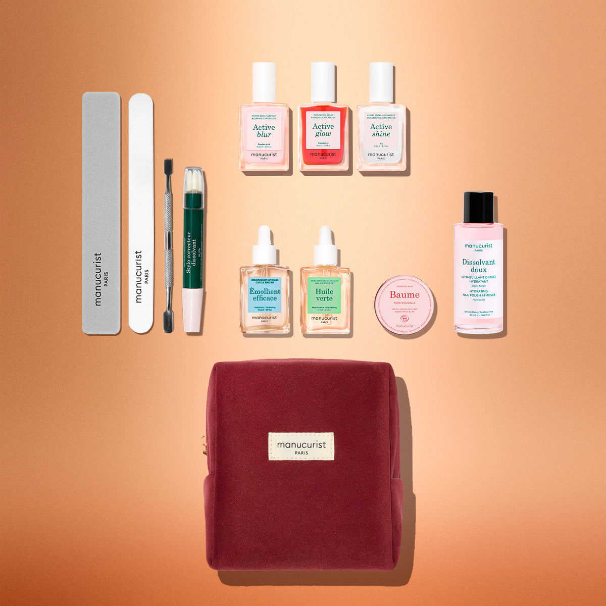 Le coffret cadeau ultime Active™ de Manucurist comprend une trousse de manucure bordeaux disposée sur un fond dégradé pêche, avec des limes à ongles, des accessoires pour les cuticules, des sérums pour les ongles, des vernis, un dissolvant, un baume et un stylo pour cuticules : tout pour enrichir votre routine de soin des ongles et sublimer votre manucure.
