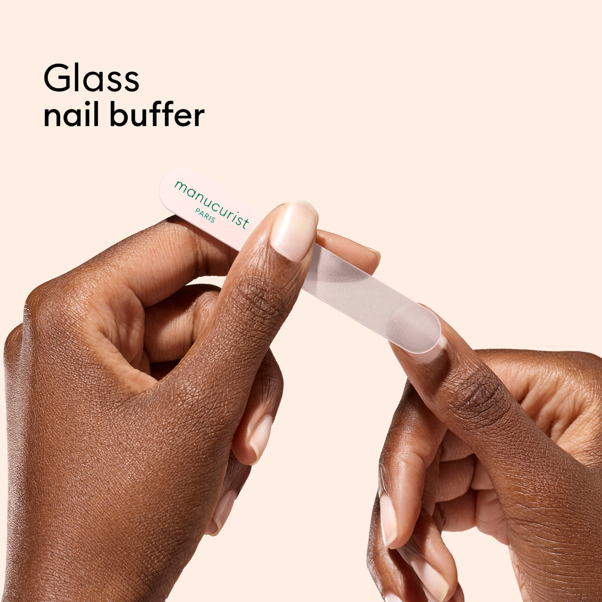 Gros plan sur une personne qui se lime les ongles avec le trio d&