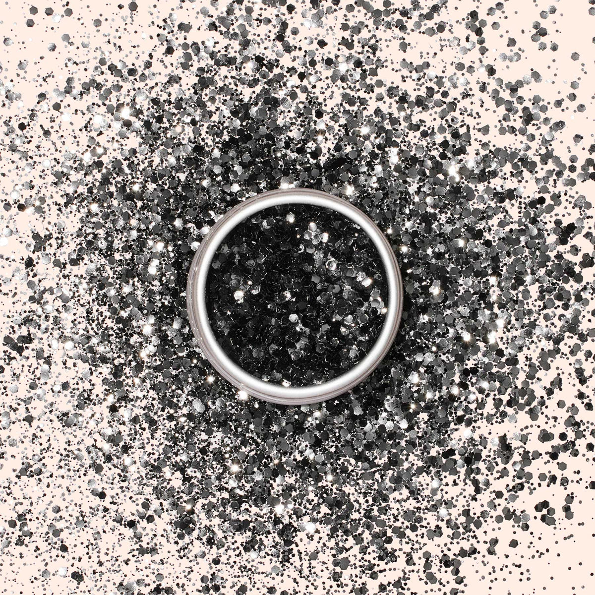 Une bague en argent posée sur une surface claire, entourée d&