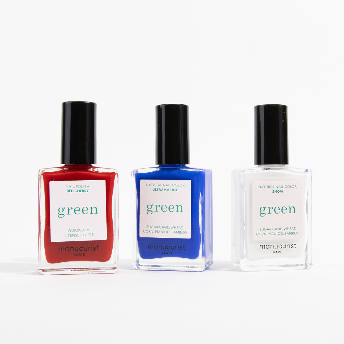 Le trio Manucurist Red, White Blue comprend trois vernis à ongles naturels — Red Cherry, Ultramarine et Snow — inspirés des fards à paupières audacieux rouges, blancs et bleus, pour une couleur intense et un séchage rapide.