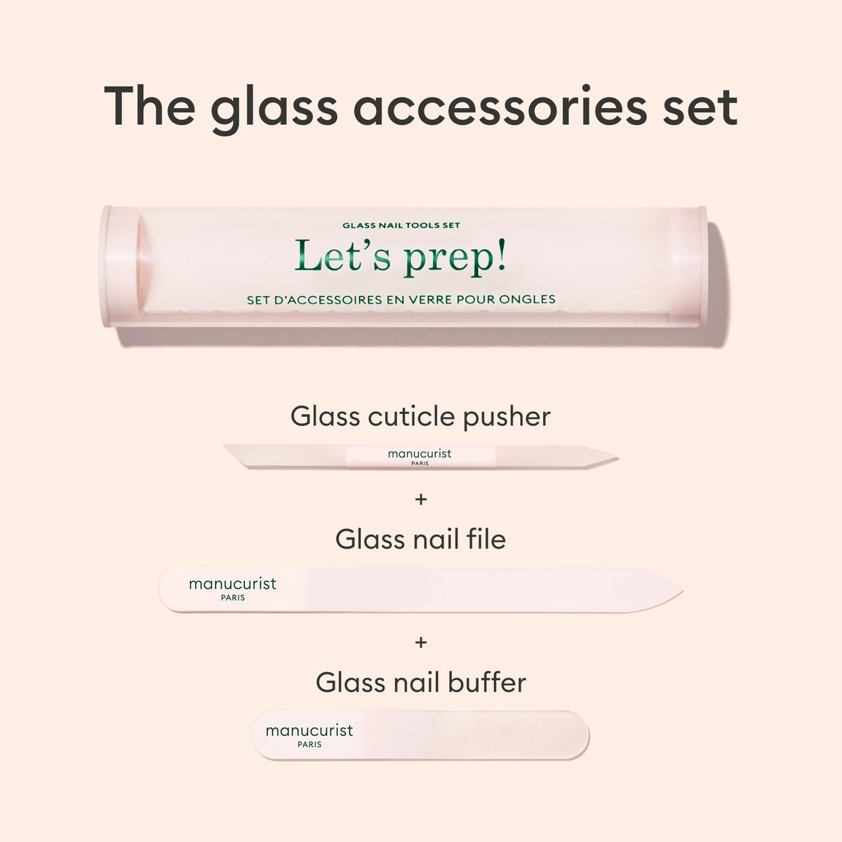 Une image du trio d’accessoires pour ongles en verre Manucurist-us, comprenant un étui cylindrique portant l’inscription "Lets prep!", un polissoir à ongles en verre, un repousse-cuticules et une lime à ongles, le tout soigneusement disposé sur un fond clair.