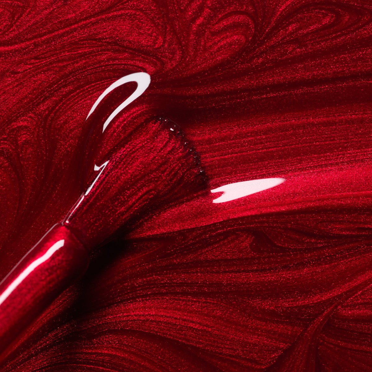 Gros plan sur le pinceau du vernis à ongles Red Hibiscus Manucurist, imprégné d&