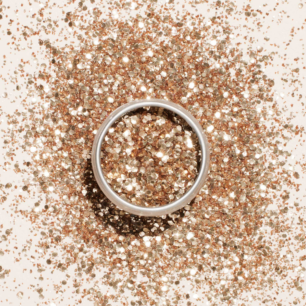 Une bague en argent est posée au centre d&