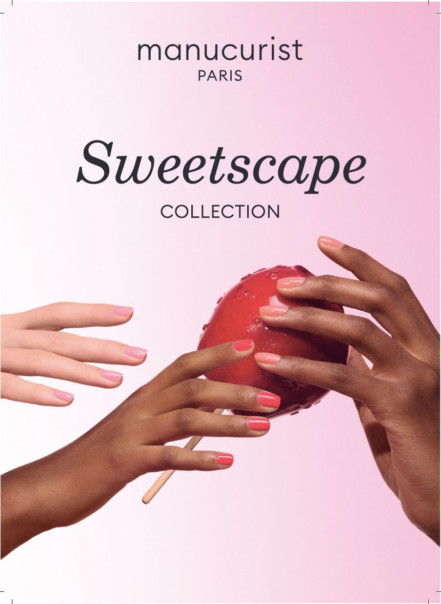 Trois mains aux ongles manucurés dans des tons roses se tendent vers une pomme d&