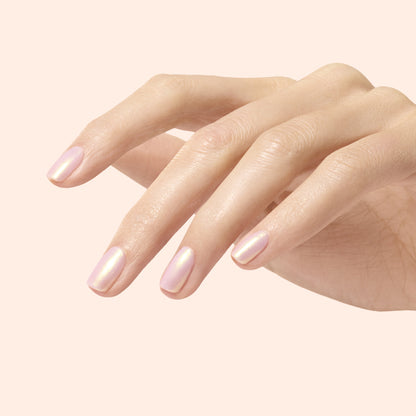 Gros plan sur une manucure impeccable mettant en valeur des ongles sublimés par la poudre Manucurist Golden Glazed Effect Powder, un rose nacré clair aux reflets dorés, sur fond beige doux.