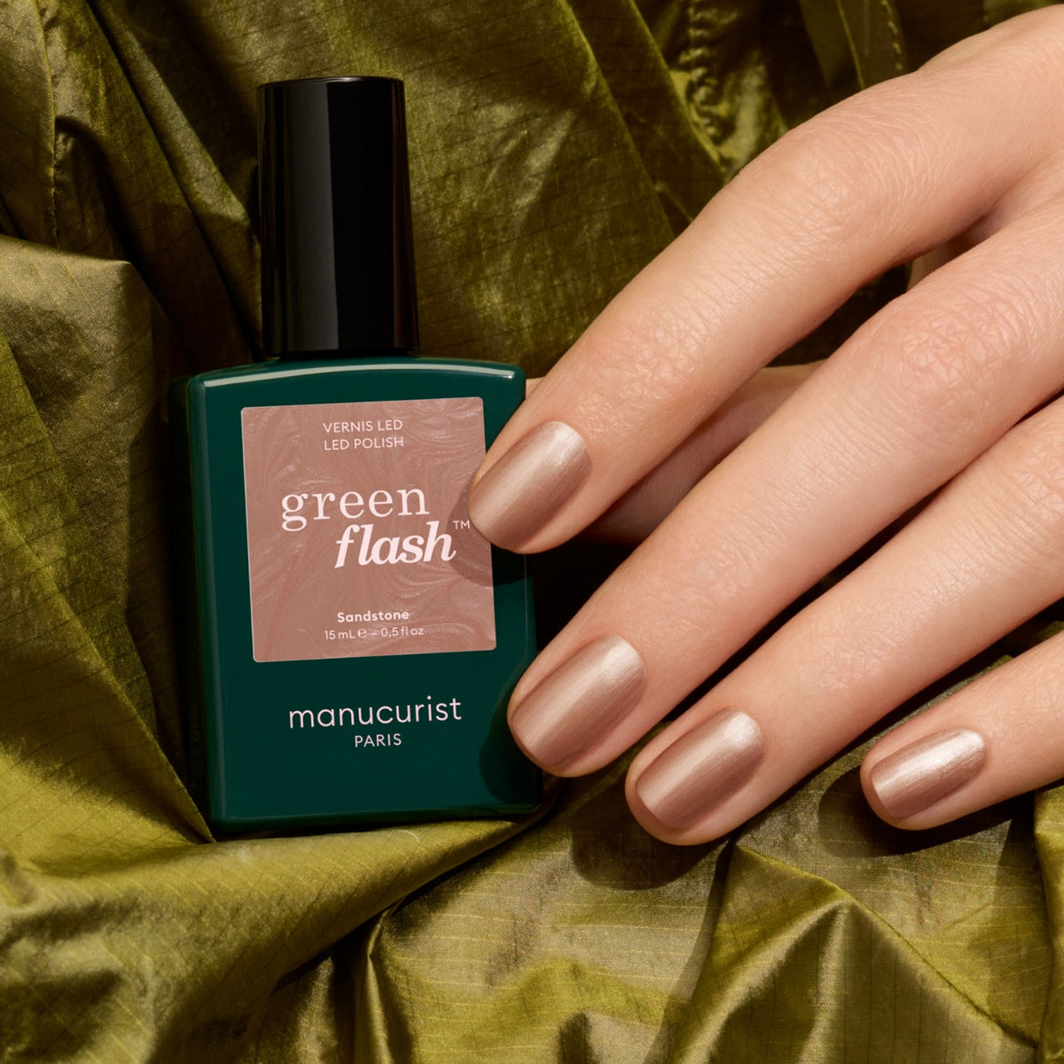 Une main aux ongles impeccablement manucurés, vernis d&