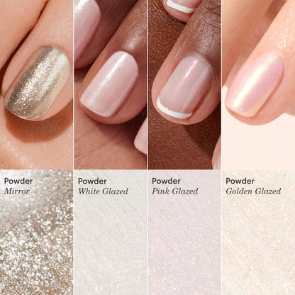 Gros plan de quatre ongles manucurés, présentant la White Glazed Effect Powder de Manucurist, ainsi que des finis miroir métallisé, rose glacé et doré glacé — chacun associé à des échantillons de poudre scintillante pour une brillance nacrée et lumineuse.