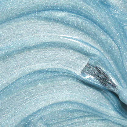 Bonnie the Mermaid de Manucurist est un gel bleu clair scintillant avec des paillettes bleues et un fini brillant, tourbillonnant en vagues lisses — idéal comme vernis à ongles pour enfants ou vernis lavable pour des manucures créatives et ludiques.
