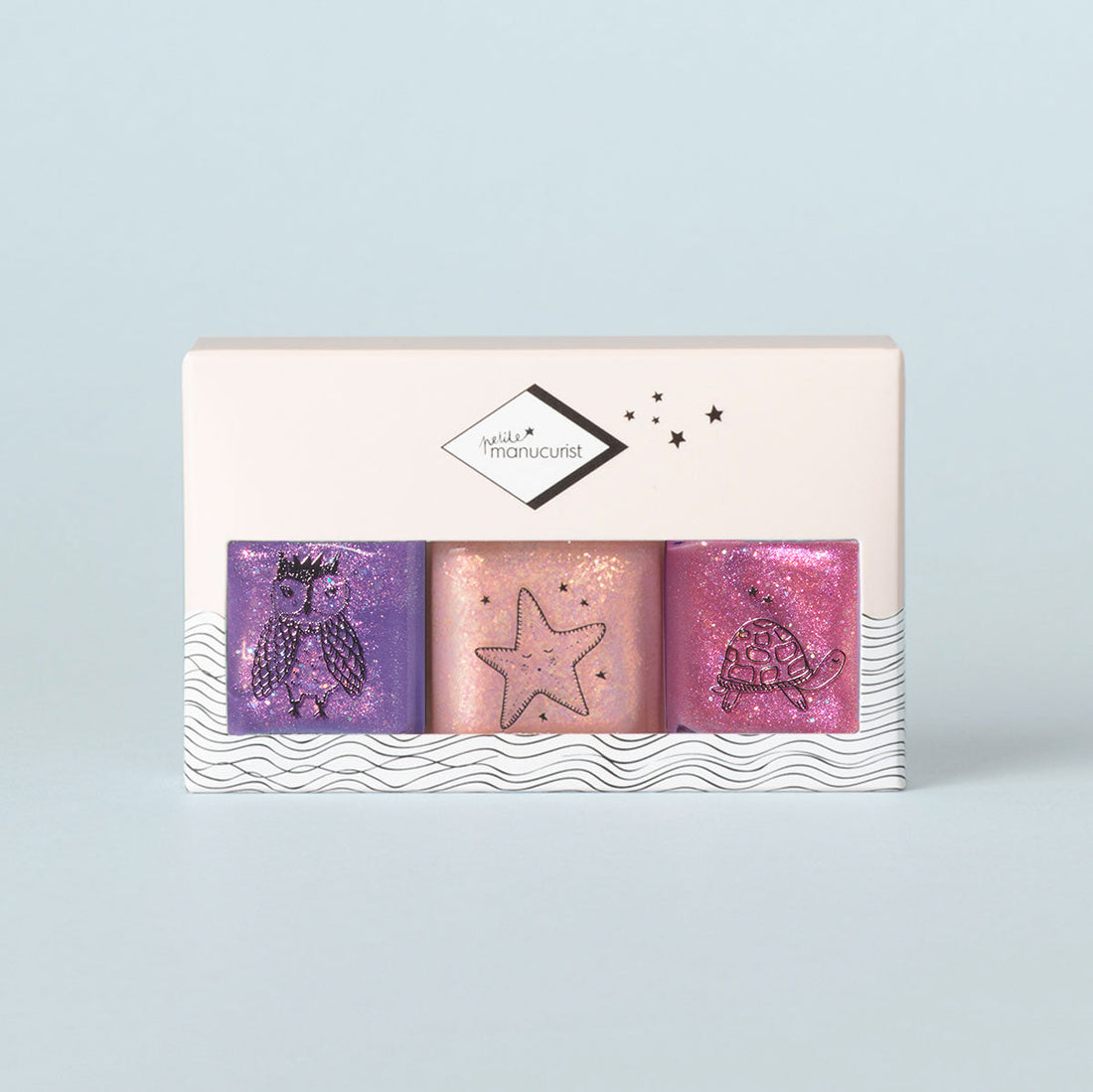 Le trio Manucurist Betty Scarlett Stella comprend trois vernis à ongles pailletés, lavables et sûrs pour les enfants, en violet, pêche et rose, avec d’adorables motifs de hibou, d’étoile de mer et de tortue. Présenté dans une boîte blanche pour s’amuser en créant !.