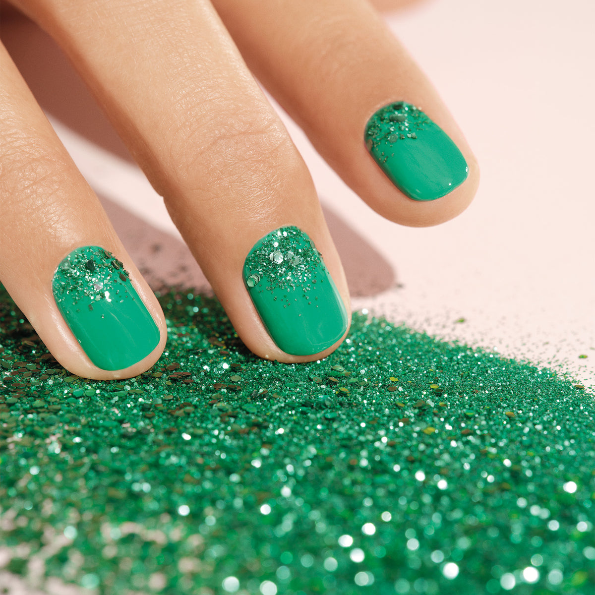 Une main aux ongles verts, ornée d&