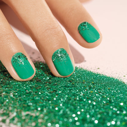 Une main aux ongles verts, ornée d&