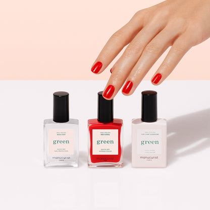 Une main aux ongles rouges impeccables s&