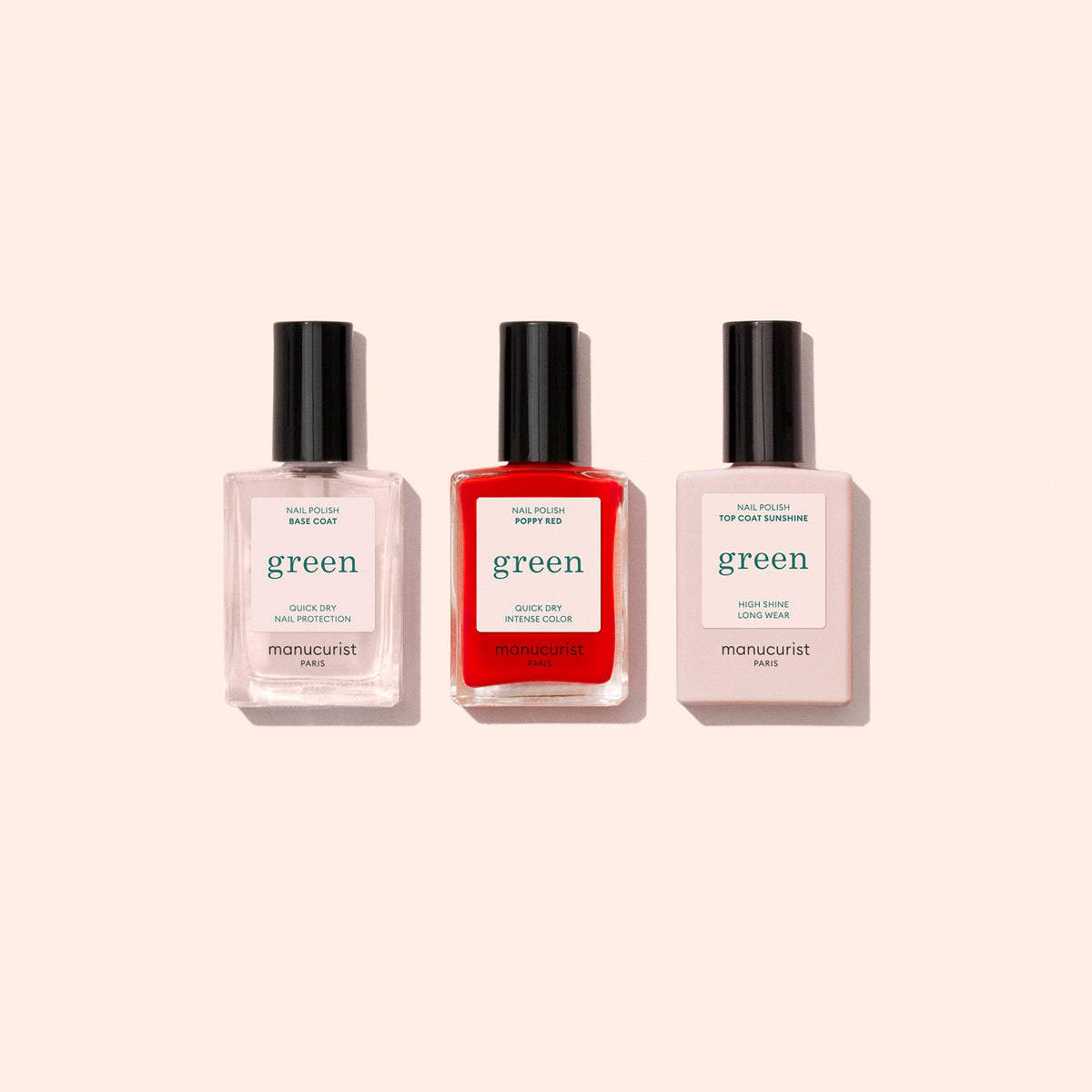 Le Basic Kit Manucurist est présenté avec trois flacons côte à côte sur un fond beige clair. Idéal pour des manchettes effet gel, le coffret comprend un Base Coat, un vernis rouge éclatant et un Top Coat, tous dotés d&