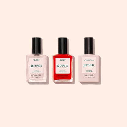 Le Basic Kit Manucurist est présenté avec trois flacons côte à côte sur un fond beige clair. Idéal pour des manchettes effet gel, le coffret comprend un Base Coat, un vernis rouge éclatant et un Top Coat, tous dotés d&