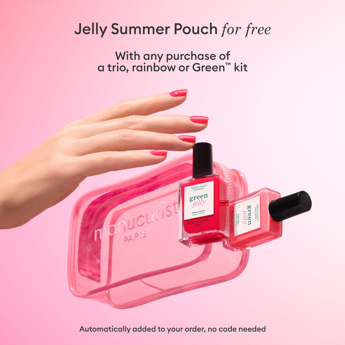 Une main aux ongles roses tient une pochette rose transparente et deux flacons Manucurist Discovery Kit - Jelly Nail Polish sur un fond rose. Recevez gratuitement une Jelly Summer Pouch pour tout achat d’un kit Manucurist éligible.
