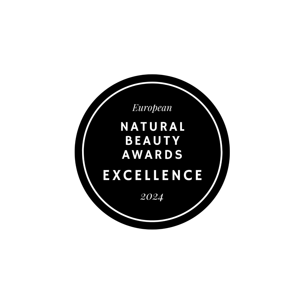 Un badge circulaire noir avec le texte blanc : European Natural Beauty Awards Excellence 2024 sur un fond uni et clair.