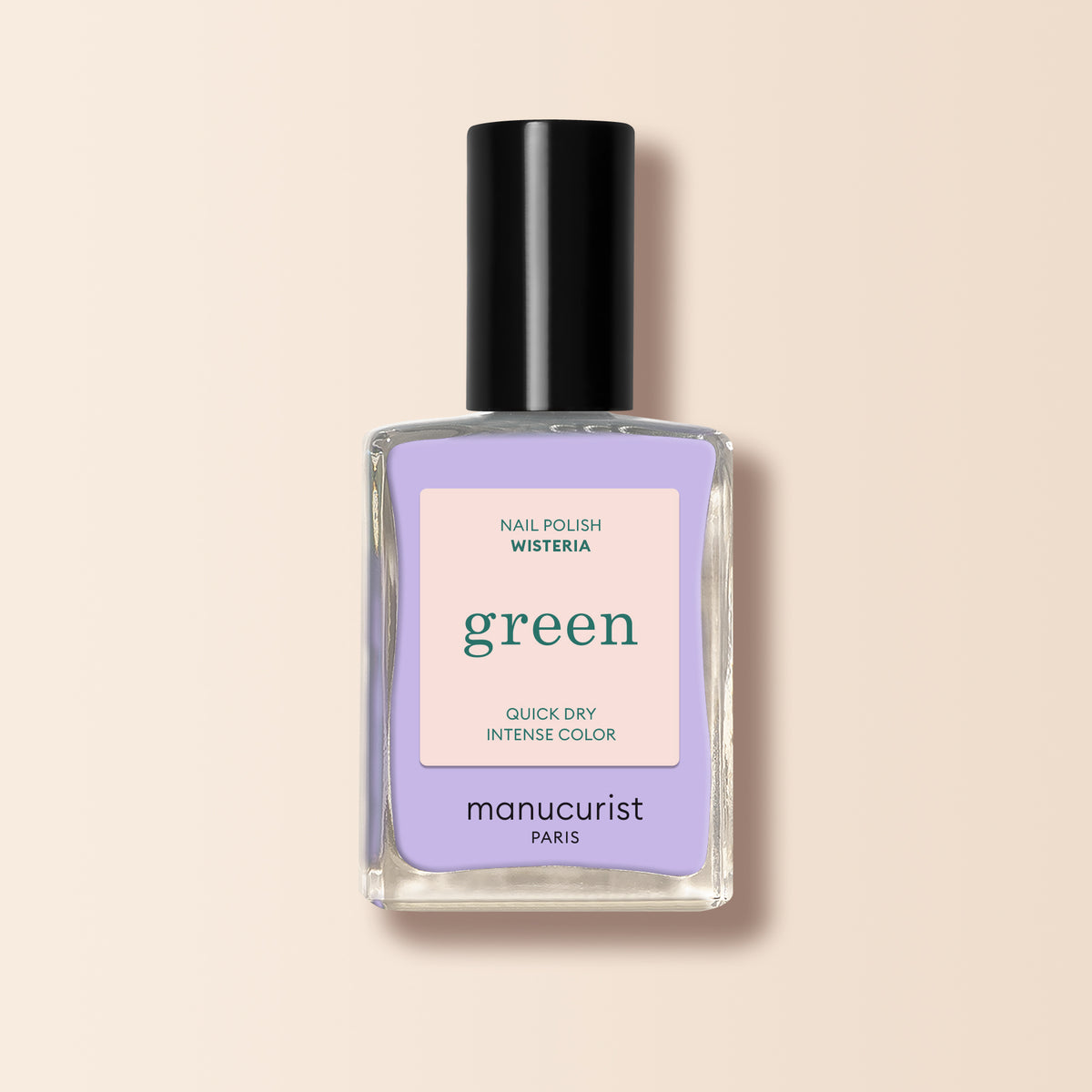 Un flacon de vernis Manucurist Wisteria, une teinte violet pastel aux sous-tons bleu froid avec capuchon noir, présenté sur fond beige clair. L&