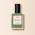Un flacon de vernis à ongles Artichoke de Manucurist de la gamme Green™, avec un bouchon noir et une étiquette carrée indiquant le nom et la description du produit sur un fond beige clair.