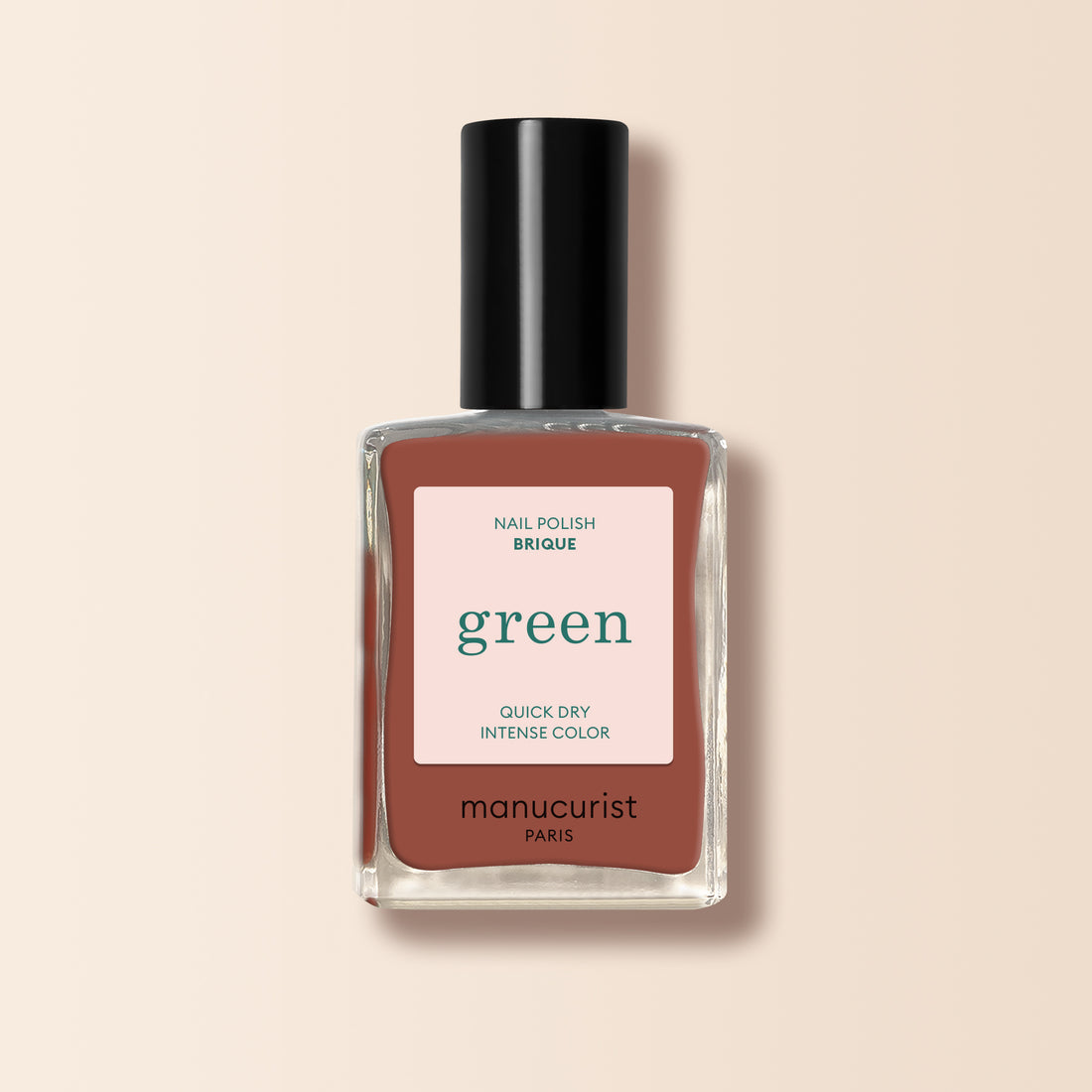 Un flacon de vernis à ongles Manucurist Brique de la gamme Green™, révélant une teinte rouge brique avec un bouchon et une étiquette noirs. Cette couleur intense s&