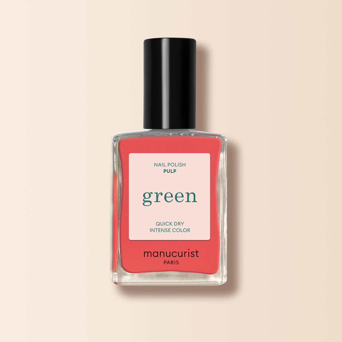 Un flacon de vernis à ongles Pulp de Manucurist avec un bouchon noir et une étiquette rose et blanche indiquant Quick Dry Intense Color. Idéal pour les fans de la teinte Pamplemousse, ce vernis de la gamme Green se distingue sur un fond beige clair.