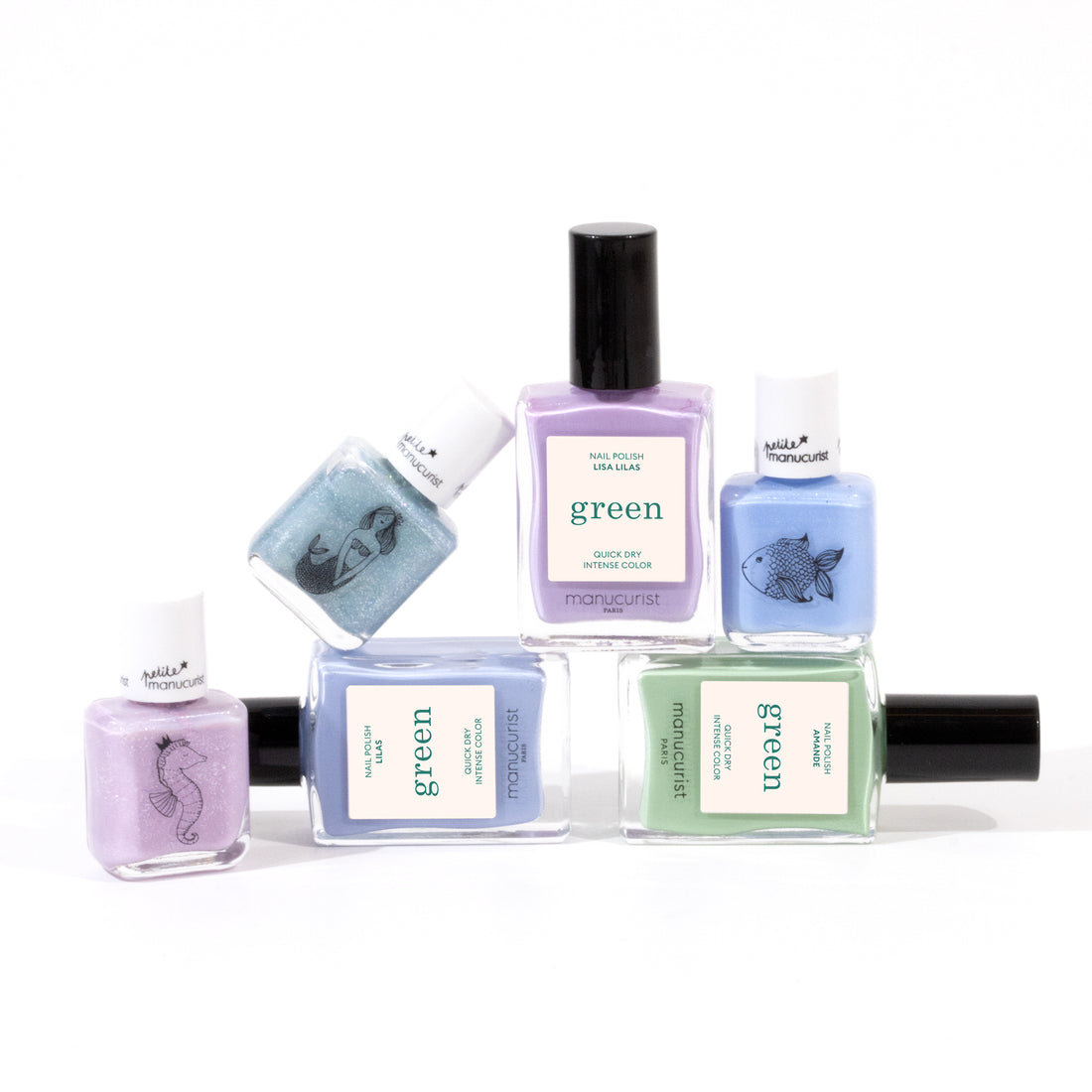 Six flacons de vernis à ongles à base d’eau You Me Under the Sea Green Set de Manucurist, dans des teintes aquatiques pastel (lavande, bleu, vert menthe, violet), sont disposés sur fond blanc. Certains flacons verts présentent des illustrations d’animaux marins sur les étiquettes.