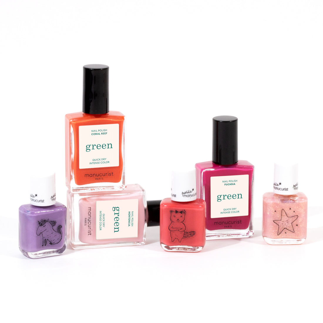 Le Green Set You Me at a Tea Party de Manucurist comprend six vernis à base d’eau dans des teintes roses, rouges et violettes, ainsi qu’un rose pailleté, certains flacons étant ornés d’illustrations ludiques d’animaux ou d’étoiles.
