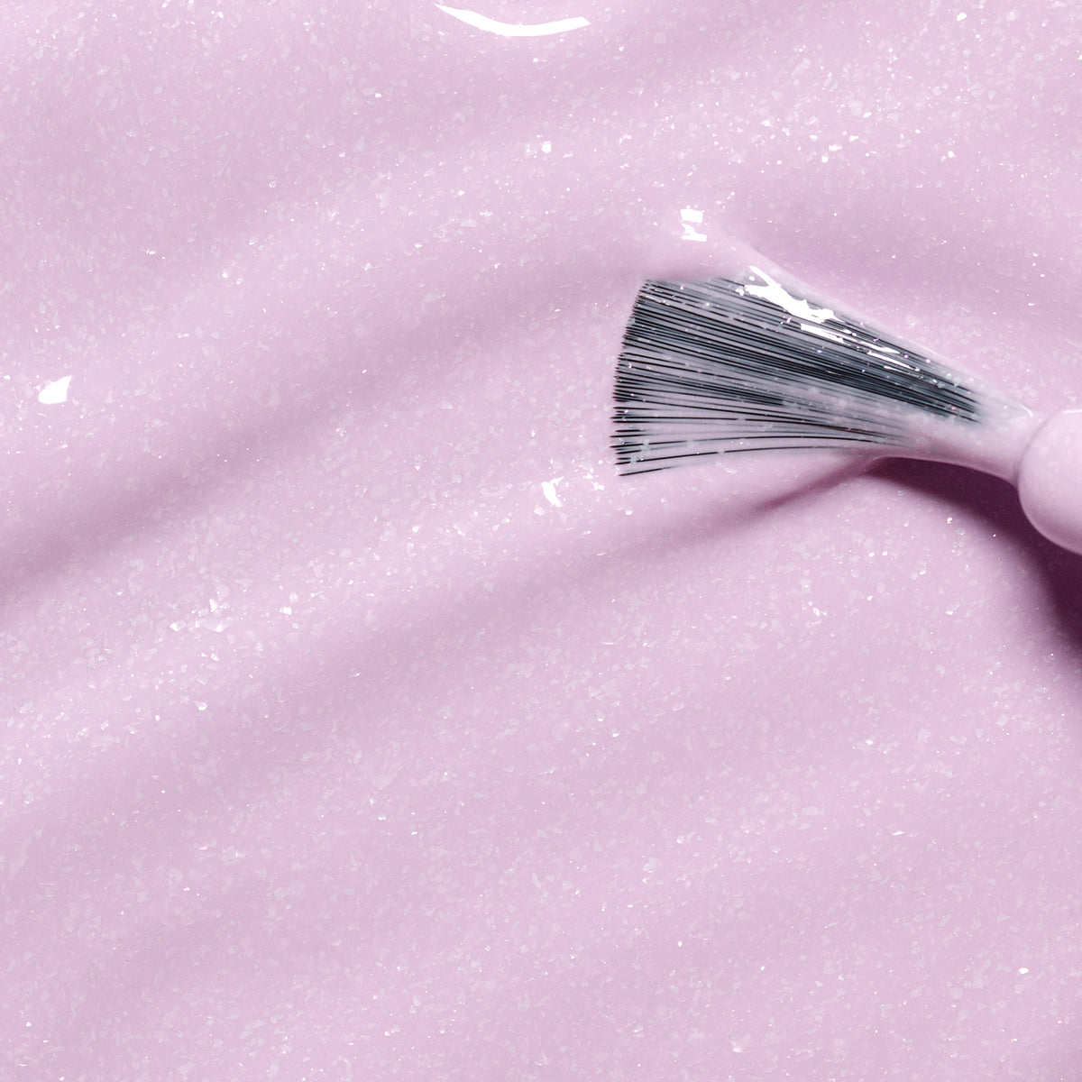 Gros plan sur un pinceau appliquant Janis the Seahorse, un vernis à ongles pour enfants rose clair crémeux par Manucurist, à la texture brillante et enrichi en ingrédients d&