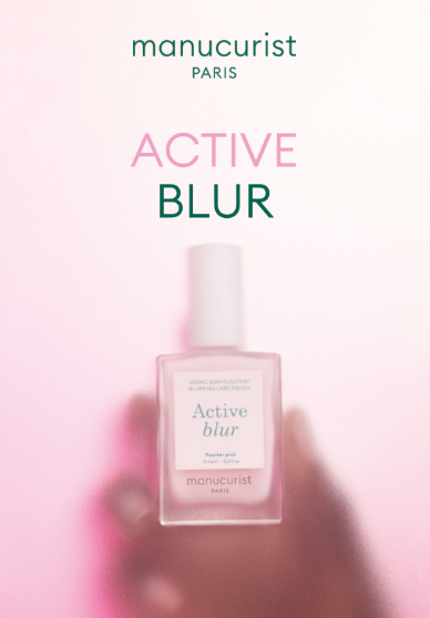 Un flacon translucide de vernis à ongles Leaflet Active™ Blur de Manucurist-test, avec un bouchon blanc, est centré sur un fond rose légèrement flouté. Au-dessus se trouvent les mots "Manucurist-test" et "Leaflet Active™ Blur.".