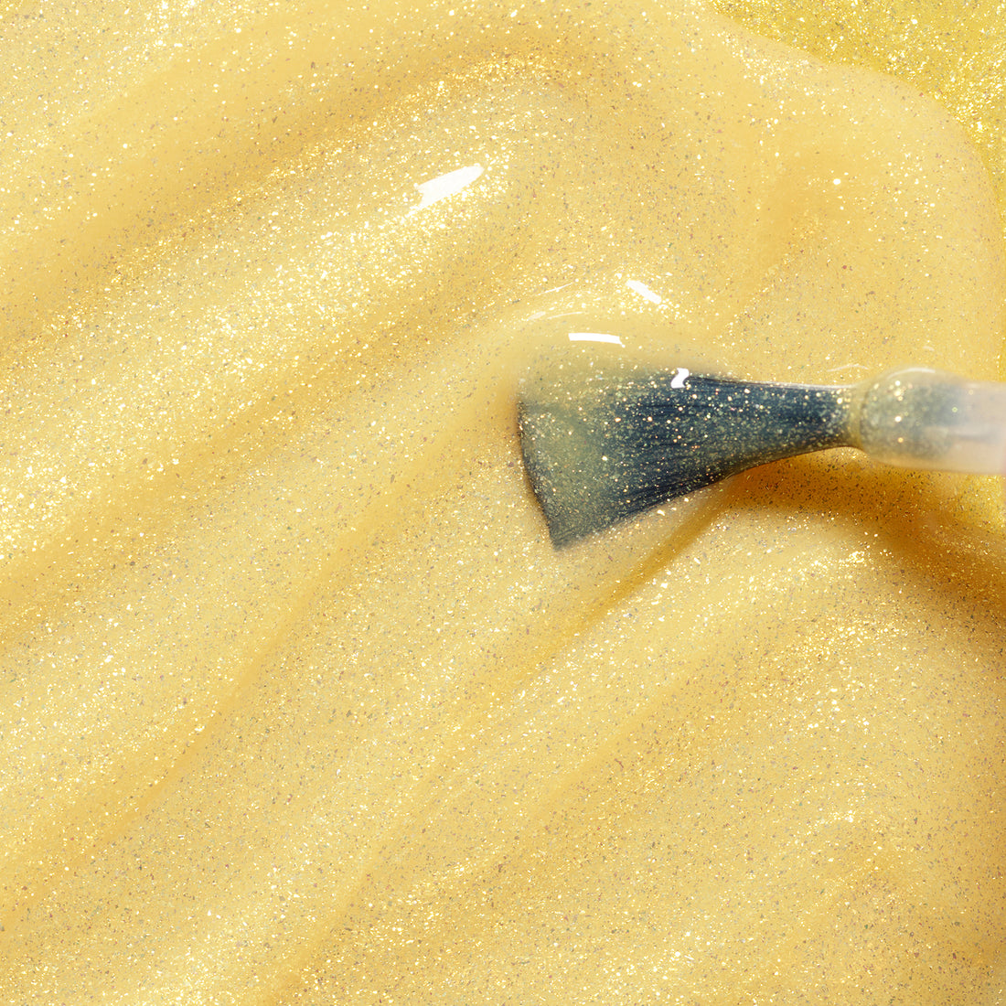 Le pinceau Manucurist Pia the Bee applique en douceur le vernis à ongles pailleté jaune scintillant pour enfants, laissant les ongles avec une finition brillante et étincelante.
