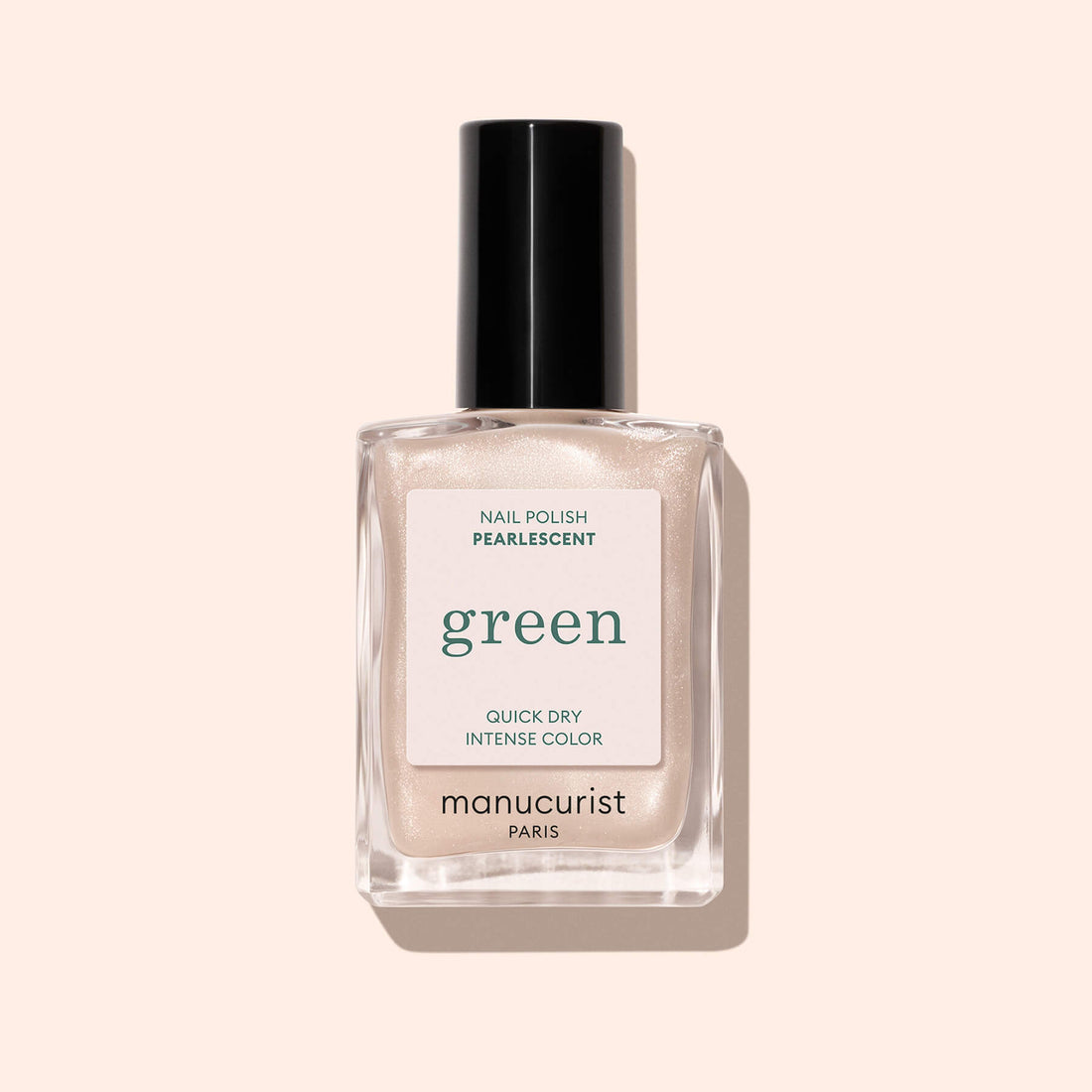 Un flacon de vernis nacré Manucurist, une teinte beige nacrée aux reflets rosés, étiqueté green, dans un flacon en verre rectangulaire transparent avec un capuchon noir sur fond beige clair.