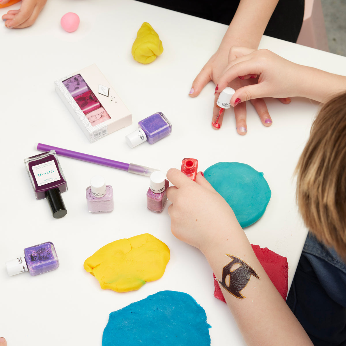 Des enfants se posant du vernis à ongles Manucurist Marius le diplodocus, un vernis enfant éclatant formulé à partir d&
