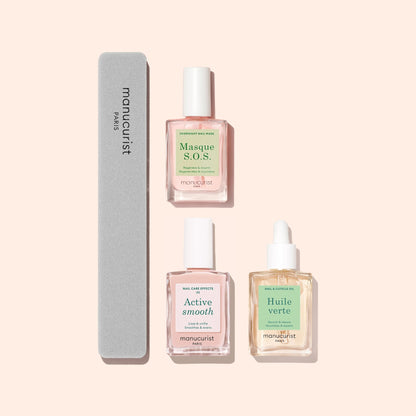 La Routine Starter Ongles Striés de Manucurist comprend une lime à ongles grise, le Masque S.O.S., Active Smooth et une huile cuticules nourrissante, le tout présenté sur un fond beige clair.
