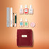 Le coffret cadeau ultime Active™ de Manucurist, avec sa pochette bordeaux, est élégamment présenté sur un fond pêche, entouré de limes à ongles, d’un accessoire pour les cuticules, de six flacons de soin pour les ongles et d’une boîte ronde de baume. De quoi enrichir votre routine manucure ou offrir un cadeau attentionné pour les fêtes.