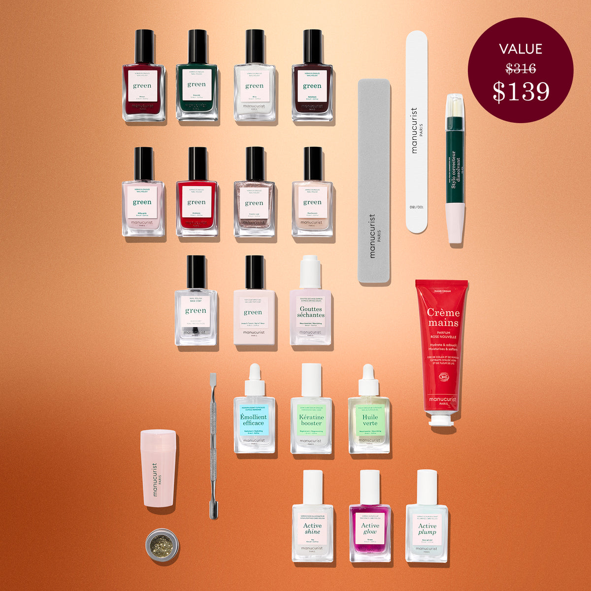 Une composition à plat de produits pour les ongles et les mains — vernis, crèmes, limes, huile pour cuticules et accessoires — comprenant Active™ Shine Icy du calendrier de l’Avent Time to Shine! de Manucurist, est soigneusement disposée sur un fond bronze. Une étiquette indique que le coffret vaut $316 et est proposé à $139.
