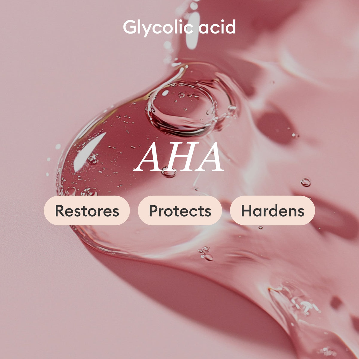 Gros plan sur un liquide transparent et brillant sur une surface rose, avec la mention Acide glycolique et AHA. En dessous, trois mots mis en avant : Restaure, Protège et Renforce.