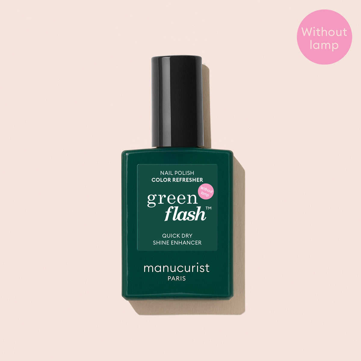 Un flacon de vernis à ongles Color Refresher de Manucurist est présenté sur un fond rose clair. Idéal pour les retouches rapides, il ravive votre manucure et prolonge la couleur. Un cercle rose indique : Sans lampe.