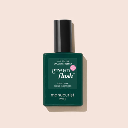 Le Color Refresher de Manucurist est un vernis à ongles rehausseur de brillance à séchage rapide, avec une étiquette vert foncé et un capuchon noir — idéal pour des retouches rapides et prolonger la tenue de votre manucure, présenté sur un fond beige pâle.