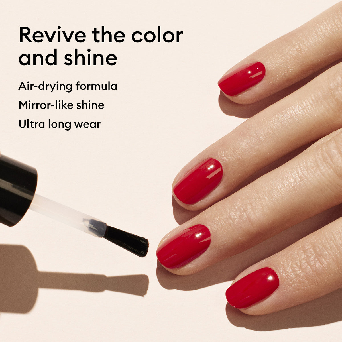 Une main aux ongles rouges soigneusement manucurés est montrée tandis qu&