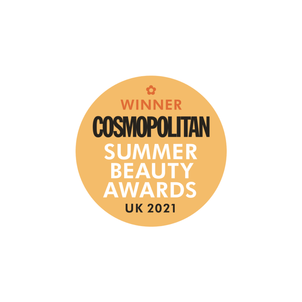 Un badge rond doré indique WINNER COSMOPOLITAN SUMMER BEAUTY AWARDS UK 2021 en lettres noires et blanches en gras, avec une petite icône de fleur au-dessus du mot WINNER.
