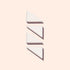 Quatre éponges triangulaires blanches Manucurist Nail Art sont disposées verticalement sur un fond pâle, chacune projetant une ombre douce vers la droite.