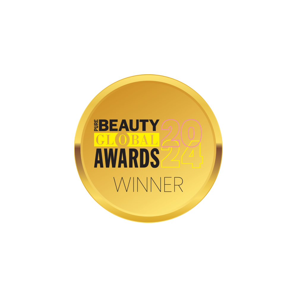 Un badge circulaire doré portant le texte « Pure Beauty Global Awards 2024 Winner » en lettres noires, jaunes et roses sur fond blanc.
