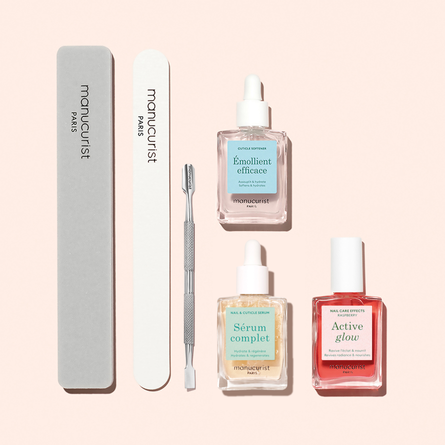 Le coffret Manucurist-test Welcome kit Glow Manicure Set comprend deux limes à ongles, un repousse-cuticules et trois soins traitants — Émollient Efficace, Sérum Complet et Active Glow — présentés sur un fond rose clair.