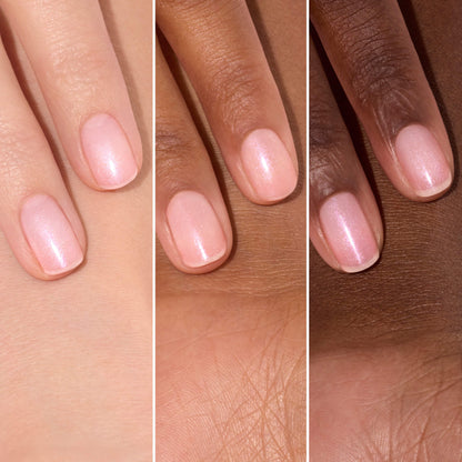 Trois mains aux carnations différentes présentent des ongles courts vernis avec Active™ Plump Pink Glazed de Manucurist, un vernis rose clair et scintillant. L&