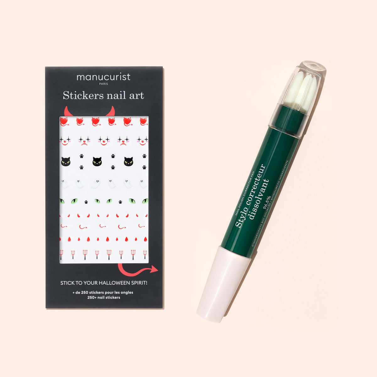 Lot de stickers Halloween gratuits et d’un stylo correcteur, avec des stickers pour ongles en forme de fantôme, de chat et de cornes rouges, ainsi qu’un stylo correcteur de vernis vert.
