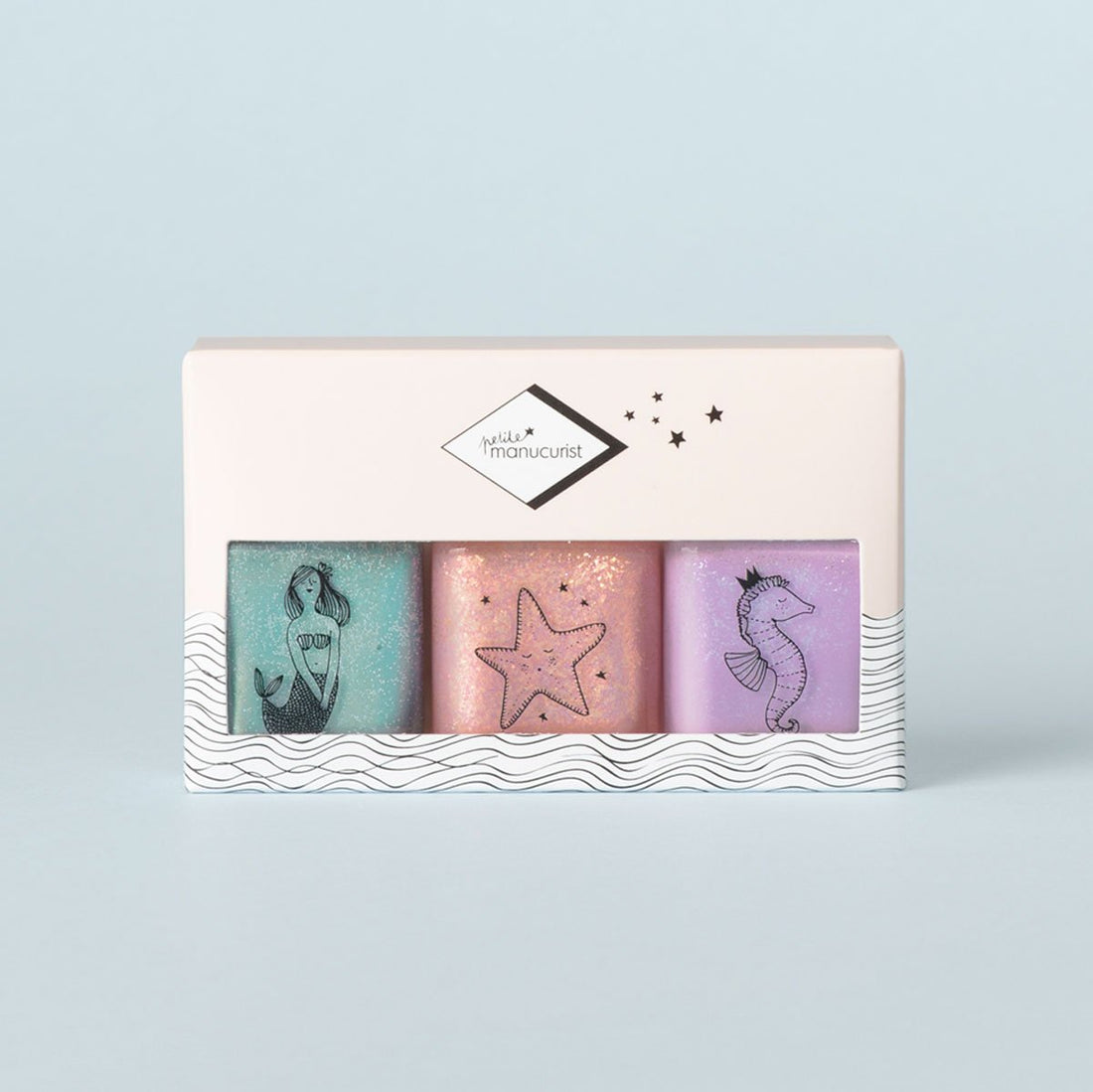 Le trio Manucurist Bonnie Stella Janis est un coffret de vernis à ongles pastel pour enfants composé de trois teintes non toxiques — turquoise, rose et violet — chacune ornée d&