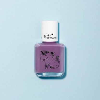 Un flacon de vernis pour enfants Manucurist Lily the Unicorn violet éclatant sur fond bleu clair, orné d&