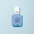 Un flacon de vernis à ongles bleu clair non toxique pour enfants Pomme the Fish de Manucurist, orné d’une illustration de poisson et d’un bouchon blanc, sur fond bleu pâle.